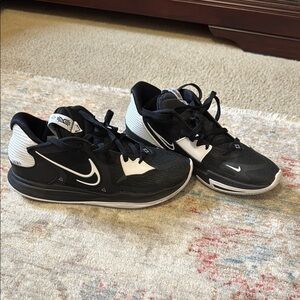 🎉Nike Black and White Athletic Shoes🎉